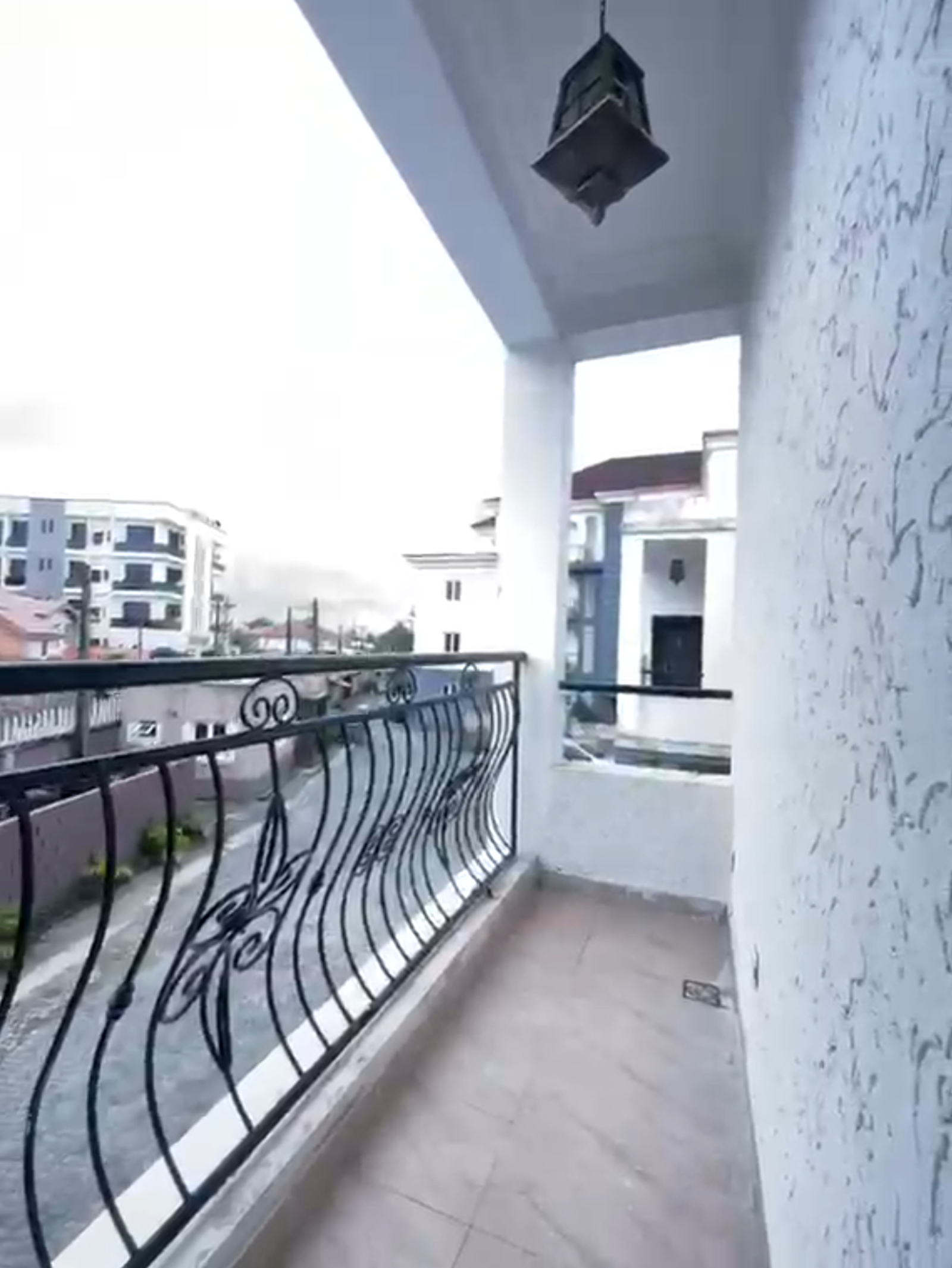 Big mini flat upstairs with open plan kitchen and balcony